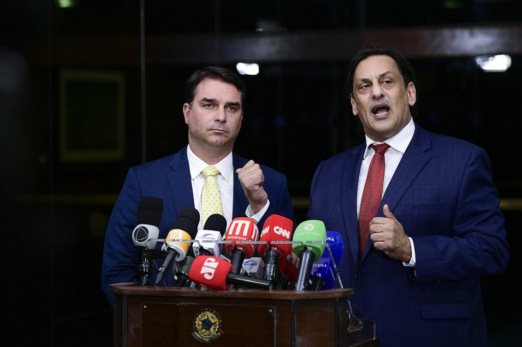 Senator Flávio Bolsonaro (left) with his lawyer Frederick Wassef at a press conference.