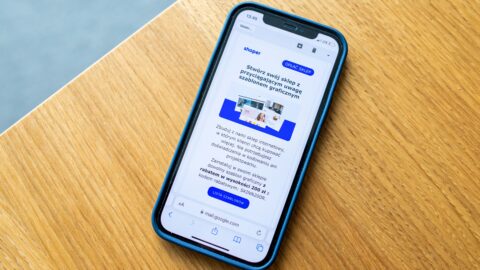 Smartphone displaying an online advertisement on a wooden surface. Photo by Shoper, via Pexels (Pexels License, free to use).