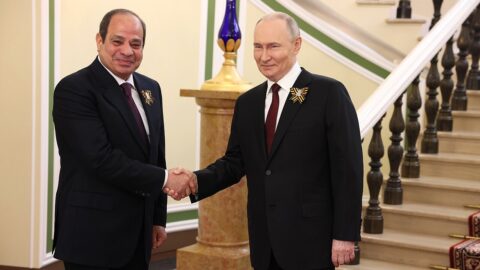 Egyptian President Abdel Fattah el-Sisi shaking hands with Russian President Vladimir Putin in Moscow, May 2025