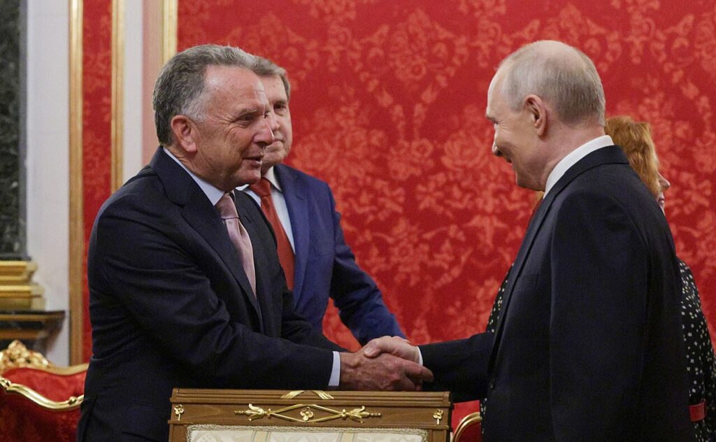 Vladimir Putin shakes hands with US envoy Steve Witkoff in the Kremlin, September 2026